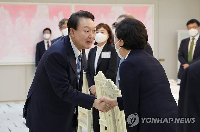 양향자 국민의힘 반도체특위 위원장과 악수하는 윤석열 대통령 (서울=연합뉴스) 서명곤 기자 = 윤석열 대통령이 14일 서울 용산 대통령실에서 열린 국민의힘 반도체산업경쟁력강화특위 오찬에서 양향자 특위 위원장과 악수하고 있다.  2022.9.14 seephoto@yna.co.kr