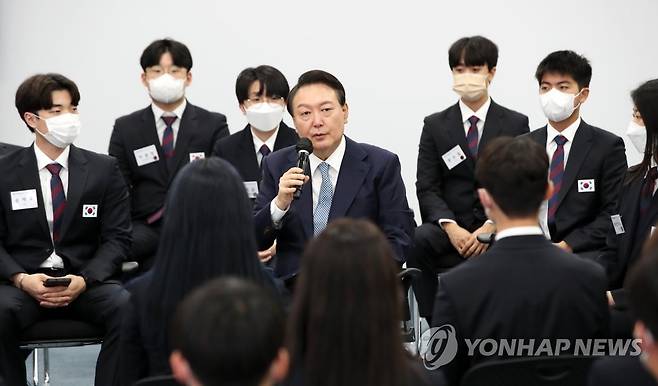 국제기능올림픽 국가대표와 간담회하는 윤석열 대통령 (인천=연합뉴스) 서명곤 기자 = 윤석열 대통령이 14일 인천시 부평구 글로벌숙련기술진흥원을 방문,  국제기능올림픽에 출전하는 국가대표들과 간담회를 하고 있다. 2022.9.14 seephoto@yna.co.kr