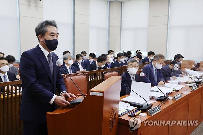 제안설명하는 윤희근 경찰청장 (서울=연합뉴스) 백승렬 기자 = 윤희근 경찰청장이 14일 오후 서울 여의도 국회 행정안전위원회 전체회의에 출석해 제안 설명을 하고 있다. 2022.9.14 [국회사진기자단] srbaek@yna.co.kr