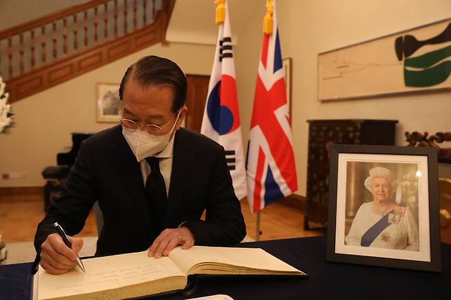 권영세 통일장관, 주한 영국대사관 찾아 英여왕 조문 [통일부 제공. 재판매 및 DB 금지]