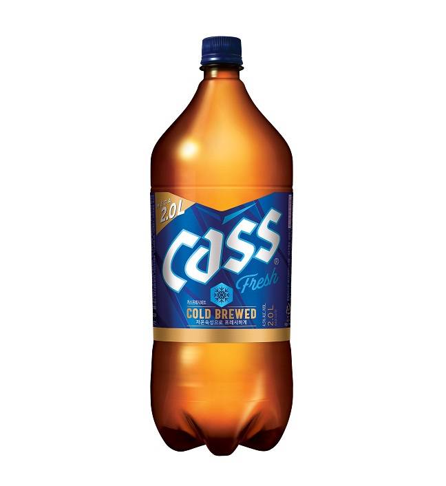 카스 2.0 메가 페트. 기존 1.6L 제품보다 지름이 늘었다./사진제공=오비맥주