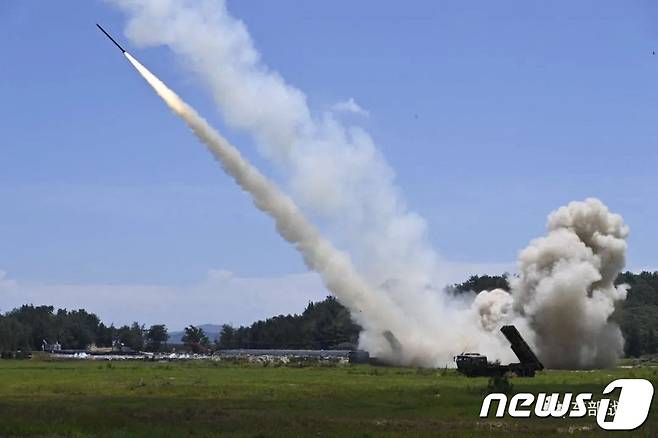 지난달 4일(현지시간) 중국 인민해방군 동부전구 사령부 지상군이 대만해협으로 장거리 미사일을 발사하고 있다. ⓒ 로이터=뉴스1 ⓒ News1 박기현 기자