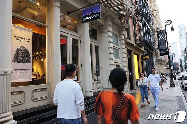 행인들이 뉴욕에 있는 파타고니아 매장 앞을 지나가고 있다. ⓒ AFP=뉴스1 ⓒ News1 박형기 기자