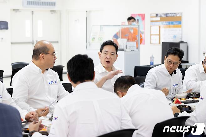 이재용 삼성전자 부회장이 10일(현지시각) 멕시코 삼성엔지니어링 도스보카스 정유공장 건설 현장을 찾아 구내식당에서 식사를 하며 관계자들과 대화하고 있다. (삼성전자 제공) 2022.9.22/뉴스1