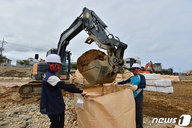 15일 태풍 힌남노 피해지역인 경북 포항시 남구 오천읍 냉천에서 포항시와 국토부, 해병대, 해군 등이 중장비를 투입 유실된 제방을 쌓고 있다. 냉천은 6일 태풍 내습 때 범람하면서 인근 아파트와 주택가를 덮쳐 아파트 지하 주차장에 있던 승용차를 옮기려던 주민 8명이 숨졌다.2022.9.15/뉴스1 ⓒ News1 최창호 기자