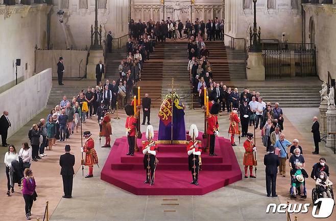 엘리자베스 2세 여왕의 영구가 영국 런던 웨스트민스터 사원에 안치돼 일반인 조문이 시작된 14일(현지시간) 추모객들이 애도를 표하고 있다. ⓒ 로이터=뉴스1