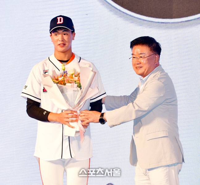 1라운드 9순위로 두산베어즈에 지명된 북일고 최준호가 김태룡 단장과 기념촬영을 하고 있다.40년 역사의 KBO리그를 이끌어 갈 신인선수를 뽑는 ‘2023 KBO 신인 드래프트’가 15일 중구 소공동 웨스틴조선호텔에서 지명대상선수 및 가족, 구단 관계자와 야구팬들이 참석한 가운데 열렸다. 소공동 | 강영조기자kanjo@sportsseoul.com