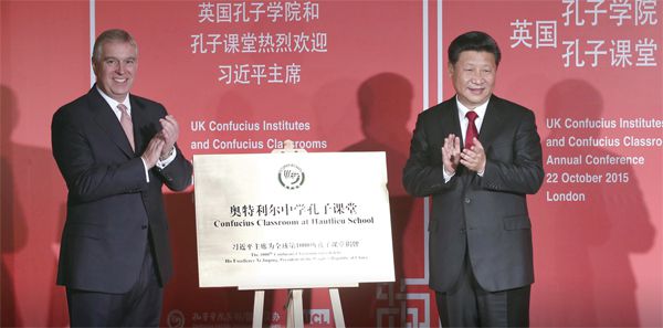 2015년 10월 22일 시진핑 중국공산당 총서기(오른쪽)가 영국 런던 시내  공자학원을 찾아 영국내 1000번째 교실 개설을 축하하고 있다. 극도로 바쁜 일정의 중국 최고지도자가 공자학원을 직접 챙기는 데 대해 전문가들은 "공자학원이 단순한 중국어 교육기관이 아니라는 증거"라고 분석한다./뉴시스