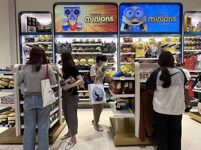중국 베이징의 테마파크 유니버설 베이징 리조트 안에 있는 상점에서 방문객들이 미니언즈 캐릭터 제품을 보고 있다. /김남희 특파원