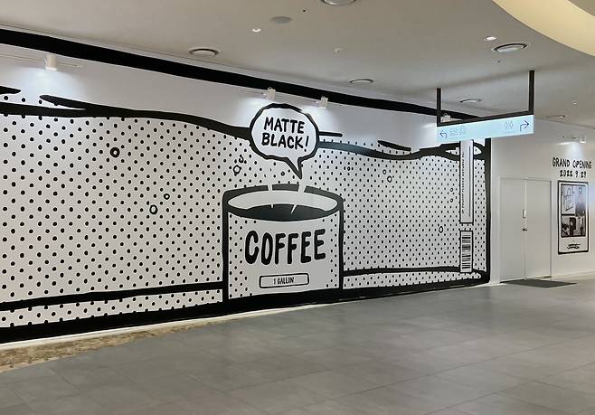 오는 29일 현대 판교점 5층에 여는 '매트 블랙 커피'. 팝 아티스트 조슈아 비데스의 삽화가 반영된 매장으로, 흑백 만화 속에 들어간 듯한 인테리어가 특징이다. /김은영 기자