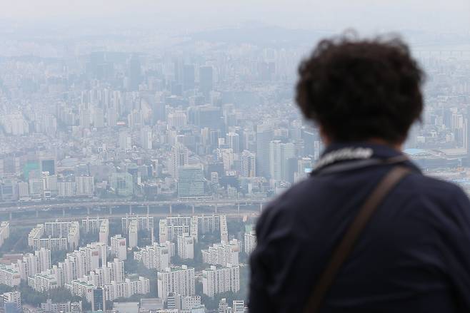 12일 서울 송파구 롯데월드타워 전망대 서울스카이에서 바라본 서울 시내 아파트 단지 모습. /연합뉴스