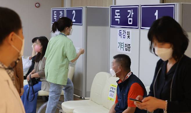 서울 동대문구 한국건강관리협회 서울동부지부에서 시민들이 인플루엔자(계절 독감) 예방접종을 받기 위해 대기하고 있다. /연합뉴스