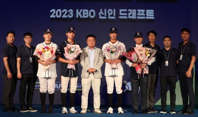 15일 오후 서울 중구 웨스틴조선호텔에서 열린 2023 KBO 신인 드래프트에서 두산 베어스에 지명된 선수들이 구단 관계자들과 기념촬영을 하고 있다. ⓒ 뉴시스