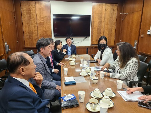 북한 인권 국제의원연맹(IPCNKR) 총회 참석차 미국을 방문 중인 국민의힘 하태경·지성호·홍석준·황보승희 의원 등이 15일(한국시간) 우즈라 제야 미 국무부 인권 담당 차관과 북한 선원 강제송환 등에 대해 이야기를 나누고 있다. 하태경 의원 페이스북