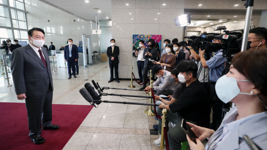 윤석열 대통령이 15일 서울 용산 대통령실 청사로 출근해 취재진의 질문에 답하고 있다. 대통령실통신사진기자단=연합뉴스