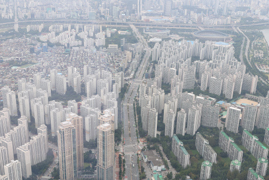 서울 송파구 롯데월드타워 전망대 서울스카이에서 바라본 서울 시내 아파트 단지 모습. 연합뉴스.