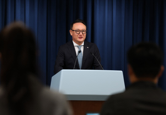 안상훈 사회수석이 15일 서울 용산 대통령실 청사에서 복지정책 방향에 대해 브리핑하고 있다.  연합뉴스