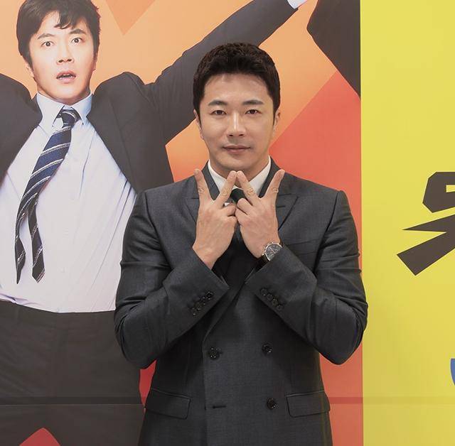 권상우가 '위기의 X'로 안방극장에 복귀했다. 그는 코미디 연기로 호평을 이끌어내는 중이다. 웨이브 제공