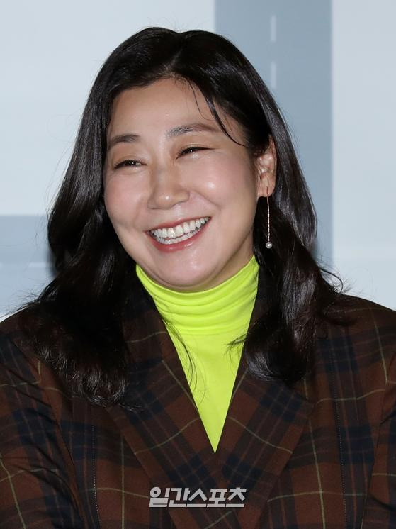 배우 라미란이 15일 오후 서울 용산구 CGV아이파크몰에서 진행된 영화 '컴백홈' 언론배급시사회 및 기자간담회에 참석해 인사말을 하고 있다. '컴백홈'은 모든 것을 잃고 15년 만에 고향으로 내려오게 된 무명 개그맨 ‘기세’(송새벽)가 거대 조직의 보스가 되면서 벌어지는 이야기다. 오는 10월 5일 개봉. 서병수 기자 qudtn@edaily.co.kr /2022.09.15.