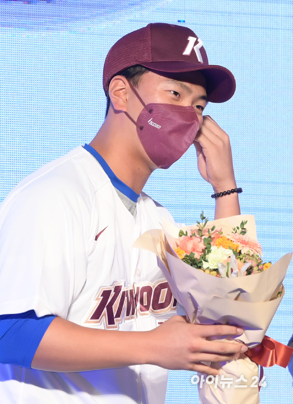 '2023 KBO 신인 드래프트'가 15일 오후 서울 소공동 웨스틴조선호텔 그랜드볼룸에서 열린 가운데 키움에 1라운드 지명된 김건희(원주고)가 유니폼을 입고 있다. [사진=정소희 기자]