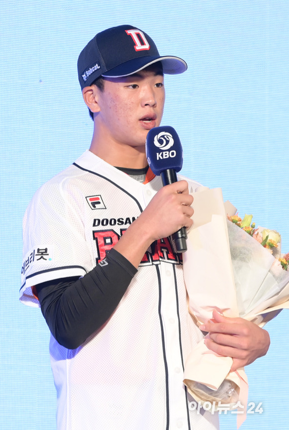 '2023 KBO 신인 드래프트'가 15일 오후 서울 소공동 웨스틴조선호텔 그랜드볼룸에서 열린 가운데 두산에 1라운드 지명된 최준호(북일고)가 유니폼을 입고 소감을 전하고 있다. [사진=정소희 기자]