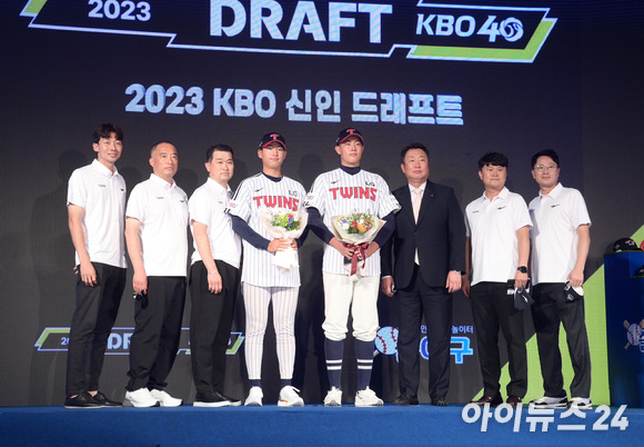 '2023 KBO 신인 드래프트'가 15일 오후 서울 소공동 웨스틴조선호텔 그랜드볼룸에서 열린 가운데 LG 트윈스에 지명된 선수들이 구단 관계자들과 기념촬영을 하고 있다. [사진=정소희 기자]