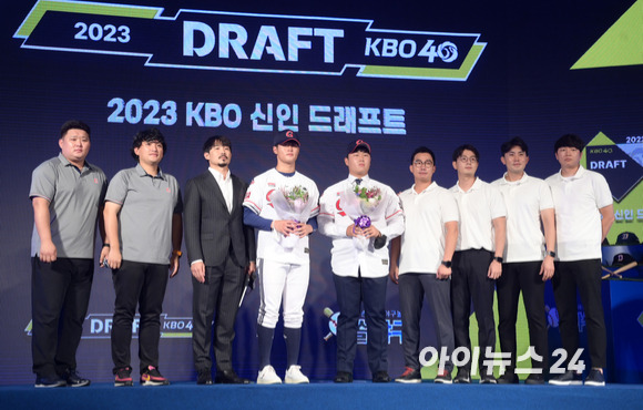 '2023 KBO 신인 드래프트'가 15일 오후 서울 소공동 웨스틴조선호텔 그랜드볼룸에서 열린 가운데 롯데 자이언츠에 지명된 선수들이 구단 관계자들과 기념촬영을 하고 있다. [사진=정소희 기자]