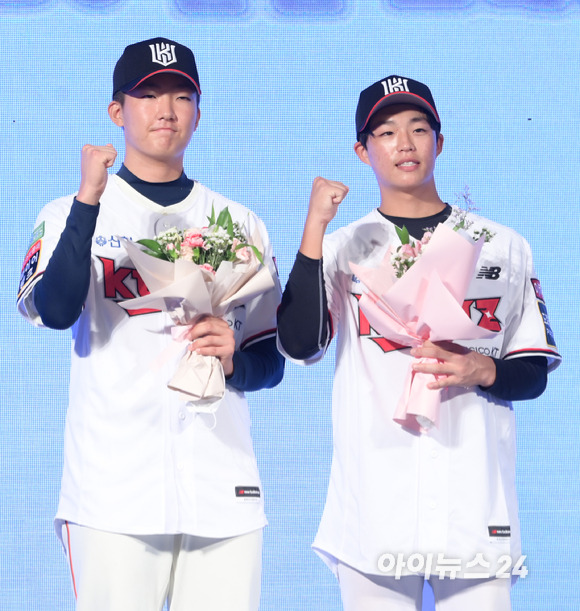 '2023 KBO 신인 드래프트'가 15일 오후 서울 소공동 웨스틴조선호텔 그랜드볼룸에서 열린 가운데 KT 위즈에 지명된 선수들이 기념촬영을 하고 있다. [사진=정소희 기자]