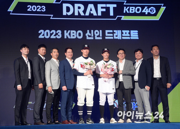 '2023 KBO 신인 드래프트'가 15일 오후 서울 소공동 웨스틴조선호텔 그랜드볼룸에서 열린 가운데 KT 위즈에 지명된 선수들이 구단 관계자들과 기념촬영을 하고 있다. [사진=정소희 기자]