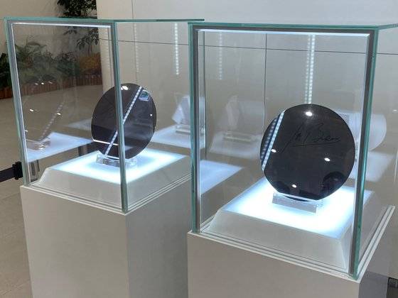 삼성전자 평택캠퍼스 사무2동 1층 로비에는 지난 5월 윤석열 대통령과 조 바이든 대통령의 방문당시 서명했던 세계 최초 3㎚(나노미터) 웨이퍼가 전시돼있다. 평택=고석현 기자