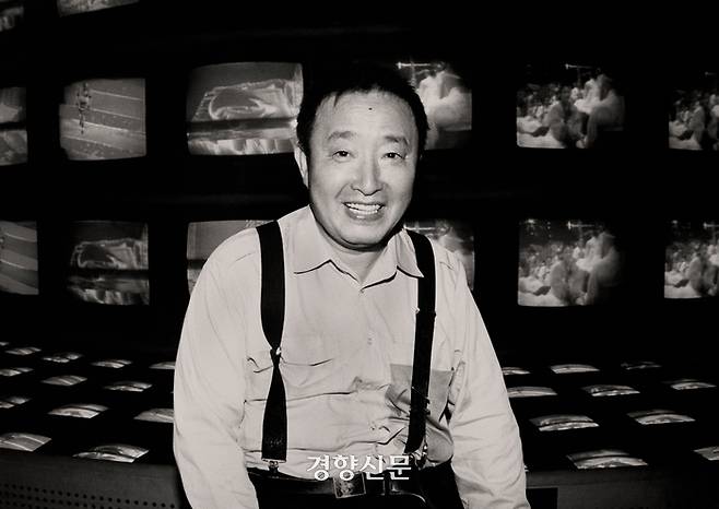 작품 설치 4년 뒤인 1992년 ‘다다익선’ 앞의 백남준. 경향신문 자료사진