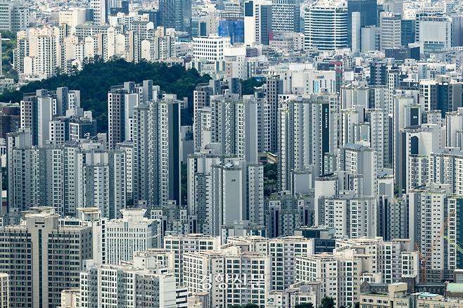 서울 중구 남산서울타워에서 바라본 서울 도심의 아파트 단지 모습. 문재원 기자