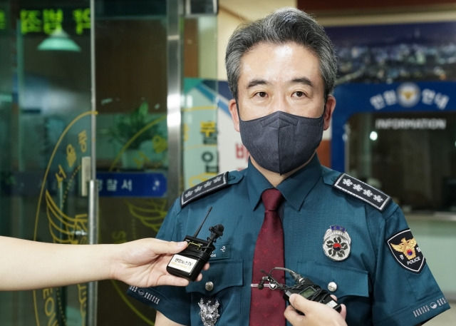 윤희근 경찰청장이 15일 신당역 역무원 피살 사건과 관련해 서울 중부경찰서를 방문한 뒤 취재진의 질문에 답하고 있다.  경찰청 제공