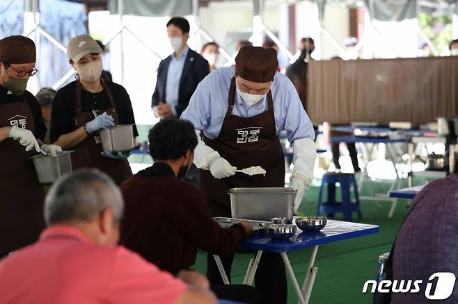 윤석열 대통령이 추석 연휴 첫날인 9일 서울 중구 명동성당 내 노숙인·홀몸어르신을 위한 무료급식소 '명동밥집'을 찾아 배식 봉사를 하고 있다. (대통령실 제공) /사진=뉴스1