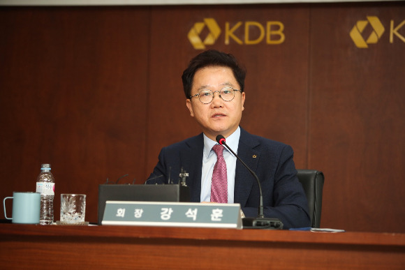 강석훈 KDB산업은행 회장이 지난 14일 서울 여의도 KDB산업은행 본점에서 열린 기자간담회에서 발언을 하고 있다./사진=KDB산업은행