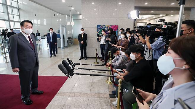 윤석열 대통령이 15일 오전 서울 용산 대통령실 청사로 출근, 취재진의 질문에 답하고 있다. [연합]