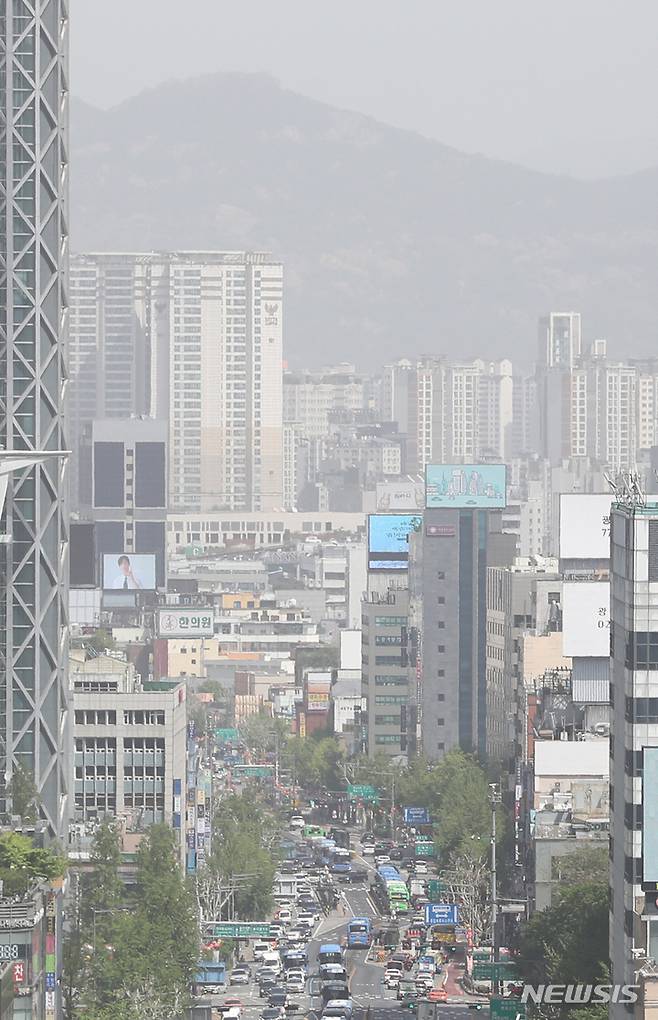 [서울=뉴시스] 고승민 기자 = 서울 미세먼지주의보가 발령된 27일 서울시교육청에서 바라본 광화문사거리와 종로 일대 도심 대기가 탁하다. 2022.04.27. kkssmm99@newsis.com