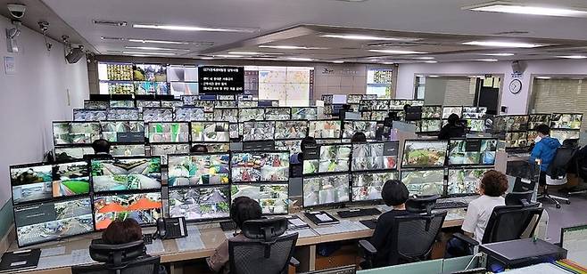 [제주=뉴시스] 제주도내 1만4000여대의 방범용 폐쇄회로(CC)TV를 관제하는 제주월드컵경기장 내 CCTV통합관제센터. (사진=제주도 제공) 2022.09.15. photo@newsis.com *재판매 및 DB 금지