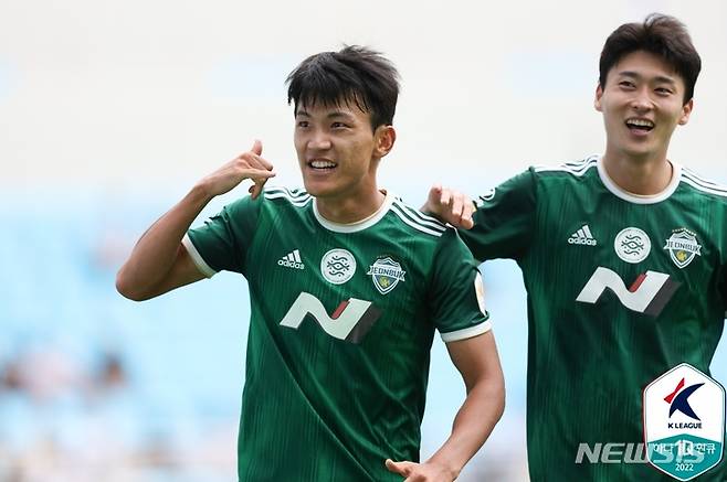 [서울=뉴시스]프로축구 전북 현대 한교원(왼쪽)과 조규성 (사진 = 프로축구연맹 제공)