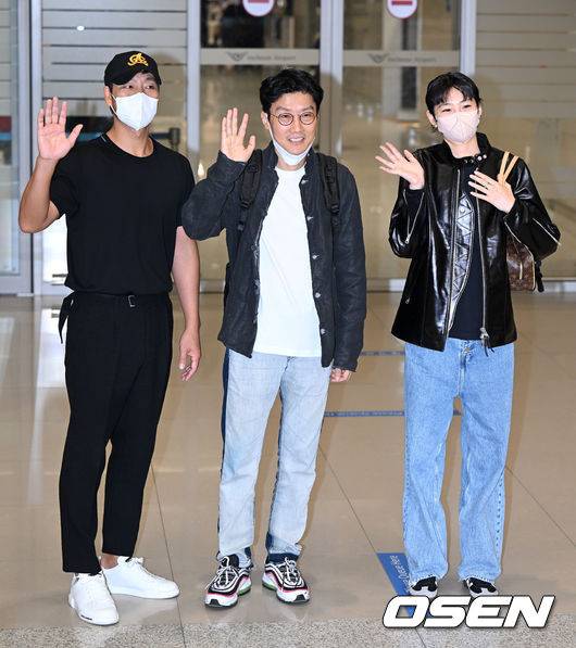 [OSEN=인천공항, 이대선 기자] 제74회 에미상 시상식에서 드라마 부문 감독상과 남우주연상을 수상한 넷플릭스 한국 시리즈 '오징어게임'의 황동혁 감독과 배우 박해수, 정호연이 15일 오후 인천국제공항을 통해 귀국했다.배우 박해수, 황동혁 감독, 정호연이 취재진을 향해 인사를 하고 있다. 2022.09.15 /sunday@osen.co.kr