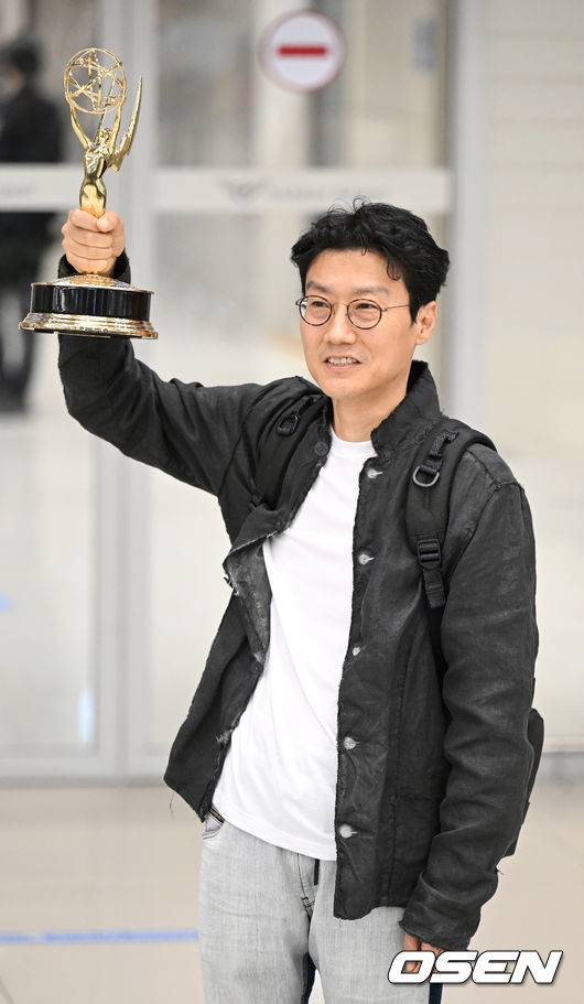 [OSEN=인천공항, 이대선 기자] 제74회 에미상 시상식에서 드라마 부문 감독상과 남우주연상을 수상한 넷플릭스 한국 시리즈 '오징어게임'의 황동혁 감독과 배우 박해수, 정호연이 15일 오후 인천국제공항을 통해 귀국했다.황동혁 감독이 트로피를 들고 포즈를 취하고 있다. 2022.09.15 /sunday@osen.co.kr