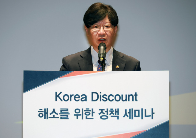 김소영 금융위원회 부위원장이 15일 서울 영등포구 한국거래소에서 한국거래소·자본시장연구원과 함께 개최한 ‘코리아 디스카운트 해소를 위한 정책세미나’에 참석해 개회사를 하고 있다. 사진 제공=금융위원회