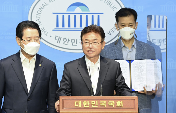 이철우 경북도지사가 15일 국회에서 정부에 '쌀값 안정 대책' 마련을 촉구하는 공동성명을 발표하고 있다. ⓒ경북도