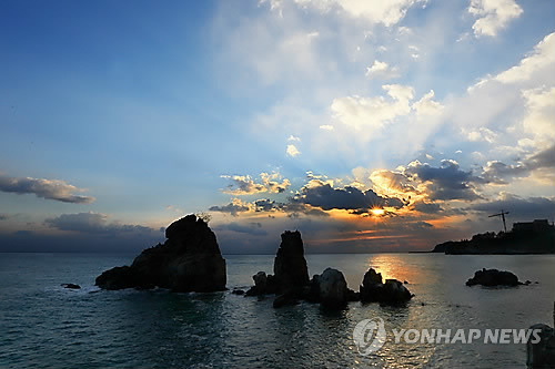 평화로운 추암해변 해돋이 [연합뉴스 자료사진]