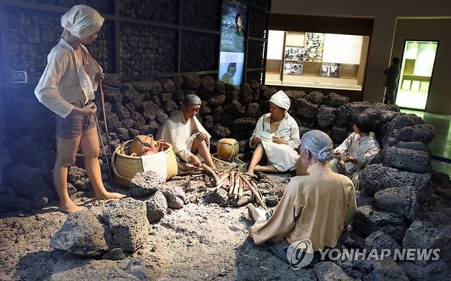 제주 해녀박물관 내 '불턱' 전시 모형 [연합뉴스 자료 사진]