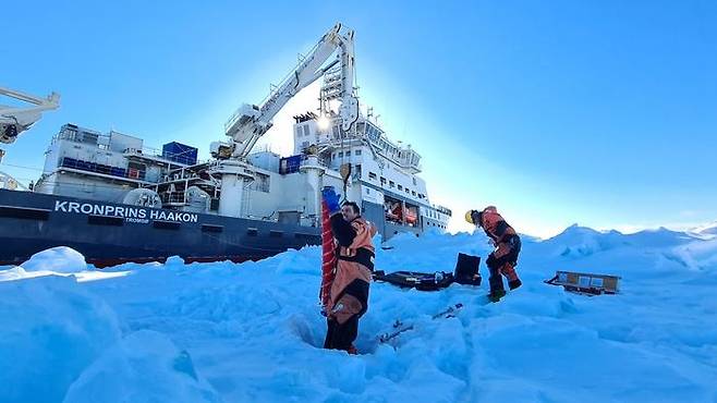 북극 해빙 두께를 실측하는 장면  [Christian Zoelly / Norwegian Polar Institute 제공/ 재판매 및 DB 금지] photo@yna.co.kr