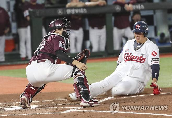 이대호, 홈 쇄도 선취득점 (부산=연합뉴스) 강덕철 기자 = 15일 부산 사직야구장에서 열린 프로야구 키움 히어로즈와 롯데 자이언츠의 경기. 1회 말 2사 2루 주자 롯데 이대호가 전준우 안타 때 홈으로 쇄도 득점하고 있다. 2022.9.15 kangdcc@yna.co.kr