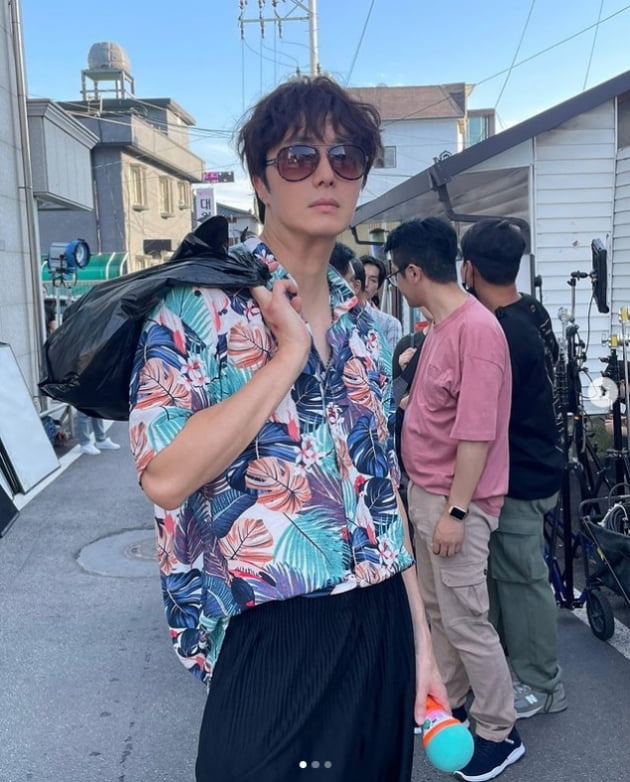 Actor Jung Il-woo delivered his colorful daily life.On June 16, Jung Il-woo posted several photos on his instagram with the article Popular fashion gutt of 5,000 won. Stylist best.In the open photo, Jung Il-woo co-ordinated sunglasses in a colorful shirt with a fallen leaf pattern and took various poses.On the other hand, Jung Il-woo is currently playing the role of Eun Sun-woo in the ENA drama Good Job.Photo: Jung Il-woo SNS