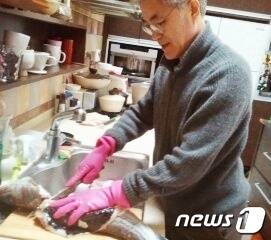 문재인 전 대통령의 딸 문다혜씨가 16일 트위터에 문 전 대통령이 생선 회 뜨는 사진을 게시했다. (문다혜 씨 트위터 캡처) 2022.9.16/뉴스1