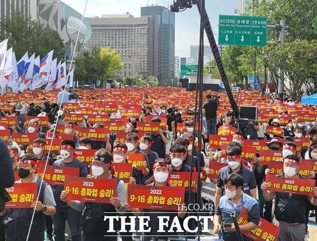 전국금융산업노동조합(금융노조)가 16일 오전 서울 광화문 세종대로사거리 일대에서 집회를 열고 있다. /정소양 기자